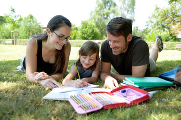 Familie beim Hausaufgaben machen