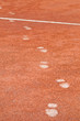 Fußspuren auf dem Tennisplatz