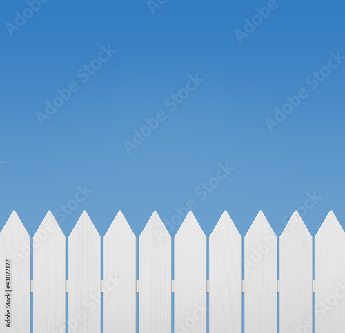 Fotografía White wooden fence against the sky with copy space