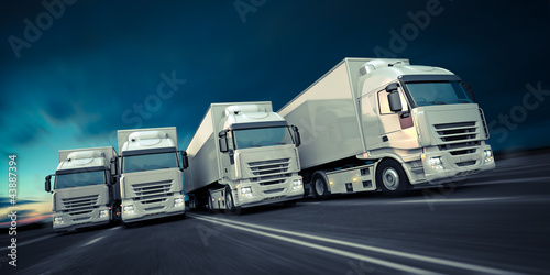 Fotografía Eine Gruppe LKW fährt schnell auf einer Straße