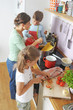 Kinder kochen mit der Mutter