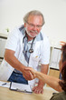 © Robert Kneschke - Arzt begrüßt Patientin mit Handschlag