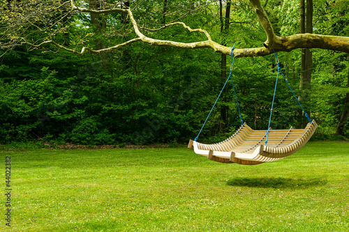 Fototapeta do kuchni Swing bench in lush garden