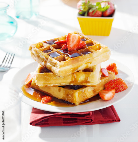 Fotografía breakfast - waffles with syrup and strawberries