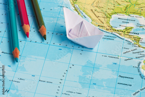 Fotografia paper ships on the geography map