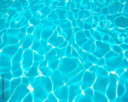 Dekoracja na wymiar  czysta-niebieska-woda-w-basenie