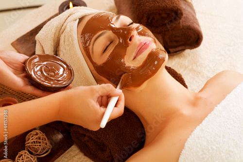 Fototapeta na wymiar Chocolate Mask Facial Spa. Beauty Spa Salon