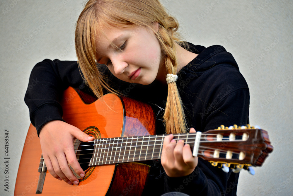 Dziewczynka gra na Gitarze Klasycznej - obrazy, fototapety, plakaty 