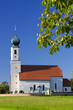 Kirche in Oberbayern mit Kastanienbaum