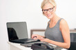 © Peter Atkins - junge Frau online im Büro