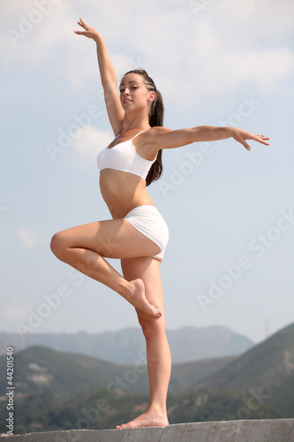 Ballerina in riva al mare sul molo - Buy this stock photo and explore  similar images at Adobe Stock | Adobe Stock