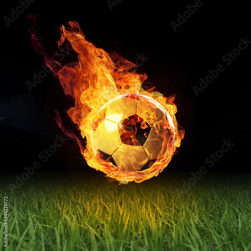 Obraz w ramie Fussball in Flammen auf Spielfeld 3D