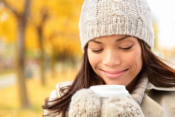 Wall Mural - Fall woman drinking coffee