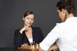 canvas print picture - Geschäftsfrauen spielen Schach
