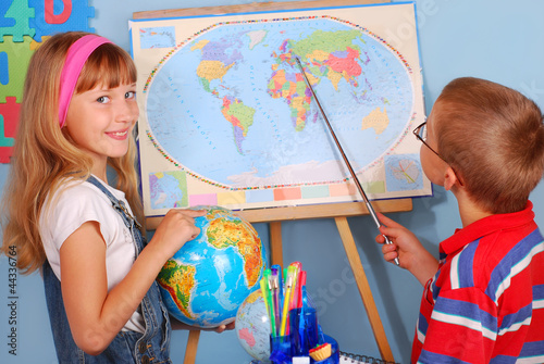 Fotografia schoolgirl and schoolboy on geography lesson