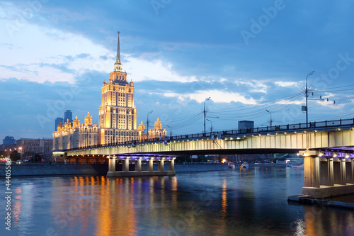 Naklejka - mata magnetyczna na lodówkę Skyscraper on embankment