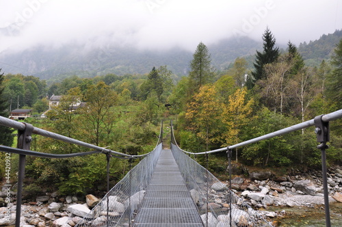 Dekoracja na wymiar  most-wiszacy-nad-rzeka-verzasca-w-valle-verzasca-ticino