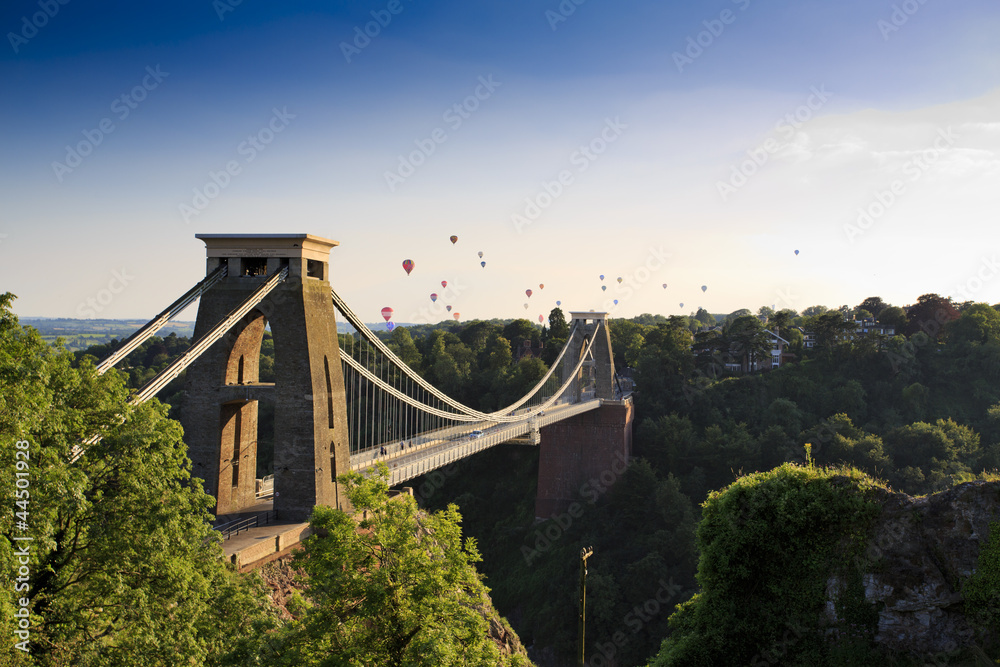 Clifton suspension bridge and Balloon Fiesta - obrazy, fototapety, plakaty 