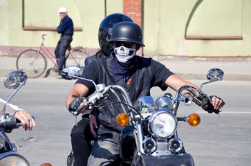 Fototapete - biker with mask on motorcycle