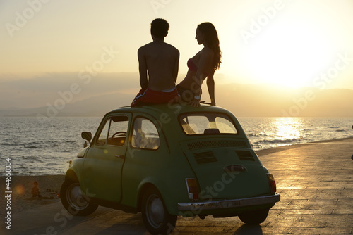 Foto-Kissen - couple at sundown on the beach with car (von mangostock)