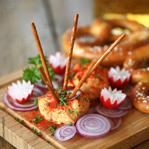 Plakat na zamówienie traditionelle bayrische Brotzeit mit Obatzter