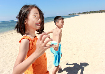 Wall Mural - kids running in the beach