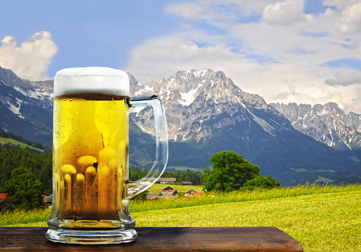 Fototapete - Bier in den Alpen