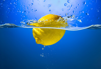 Canvas Print - Yellow lemon in water splash