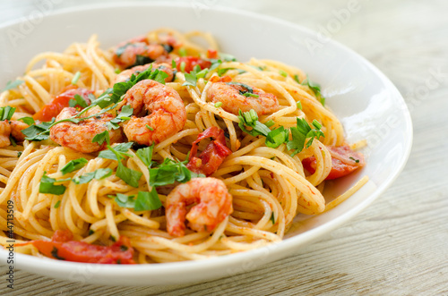 Fotografía Spaghetti con gamberetti, pomodoro e prezzemolo
