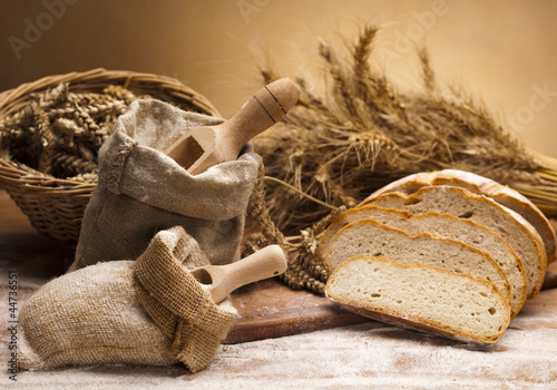 Fototapeta na wymiar Flour and traditional bread