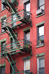 Fototapete - Façade rouge avec escalier de secours - New-York