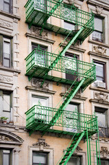 Fototapete - Façade avec escalier de secours vert - New-York
