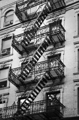 Plakat na zamówienie Façade avec escalier de secours noir et blanc - New-York