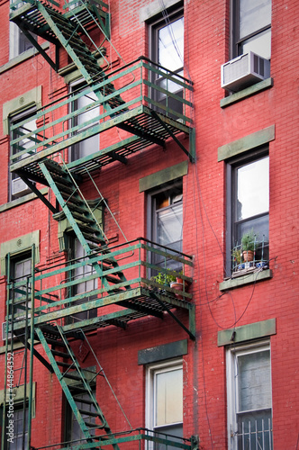 Fototapeta na wymiar Façade rouge avec escalier de secours - New-York