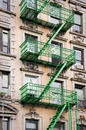 Naklejka - mata magnetyczna na lodówkę Façade avec escalier de secours vert - New-York