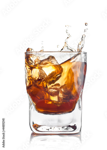 Naklejka dekoracyjna whiskey splash with ice cubes