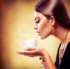 Wall Mural - Coffee. Beautiful Girl Drinking Tea or Coffee