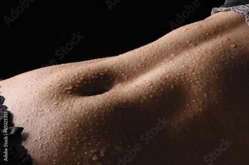 Bauch mit Wassertropfen Fototapeta
