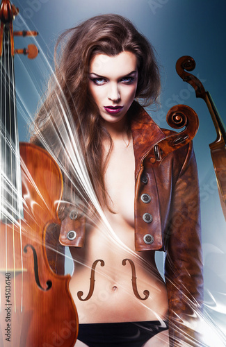 calkiem-piekna-kobieta-skrzypce-erotyczne-w-brazowej-kurtce-ze-skrzypcami