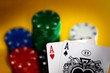 © schibilla - Hoher Einsatz und zwei Asse auf der Pokerhand