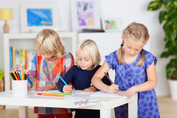 Canvas Print - drei kinder malen im kinderzimmer