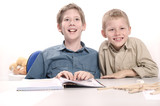 Fototapeta  - dwaj chłopcy w czasie nauki