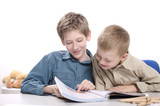 Fototapeta  - dwaj chłopcy czytający książkę