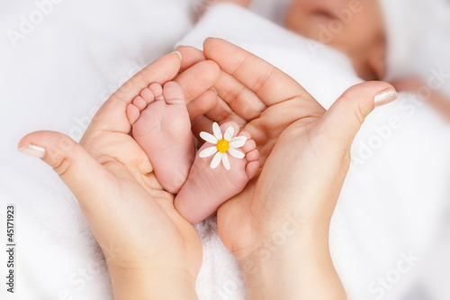 Fotografía Lovely infant foot with little white daisy