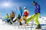 Fototapeta Konie - Gruppe Skifahrer mit Ski hoch
