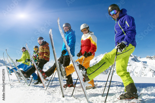 Foto-Stoff bedruckt - Gruppe Skifahrer mit Ski hoch (von grafikplusfoto)