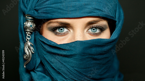Fototapeta na szkło Arabskie spojrzenie dziewczyny