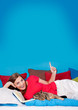 canvas print picture - bedtime 20/girl in bed with cat pointing to the ceiling