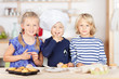 © contrastwerkstatt - drei kinder backen muffins