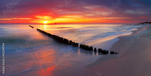 Foto Rollo Basic - Baltic sea at beautiful sunrise in Poland beach. (von TTstudio)
